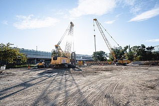 Bild einer Baustelle mit zwei großen Baugeräten.