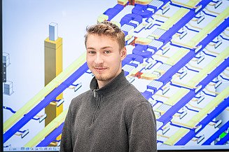 Ein Mann vor einem einen Bauplan.
