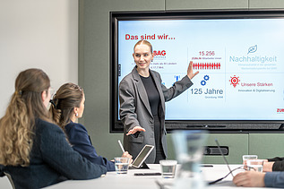 Foto mehrerer Personen, die an einem Besprechungstisch sitzen.