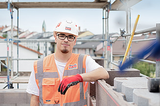 Bild eines Azubis mit Schutzhelm und Warnweste