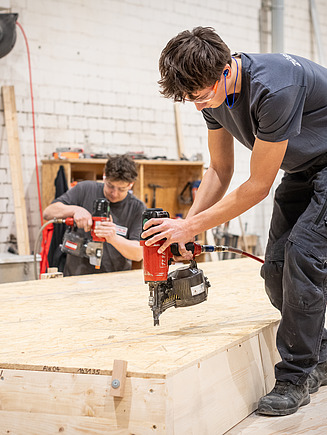Foto einer Auszubildenden, die gerade Holt abschleift.
