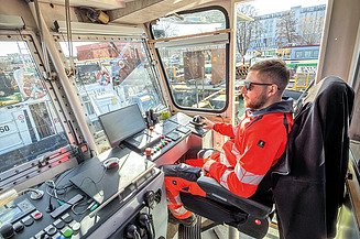 Bild eines Azubis mit Schutzhelm und Warnweste