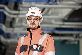 Foto eines Dualstudierenden auf der Baustelle.
