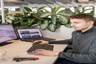 Männlicher Kollege zeichnet an einem Konstruktionsplan.