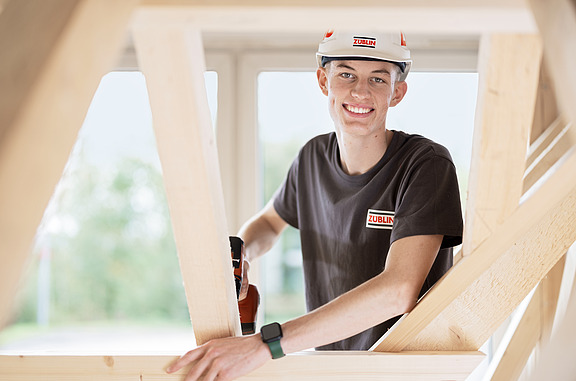 Auszubildender und Mentor bauen eine Mauer.