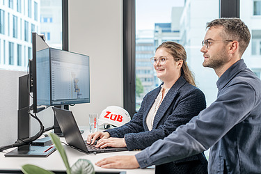 Frau schaut in den Monitor