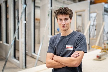 Foto einer Zimmerin Azubine, die eine Bohrmaschine in der Hand hält