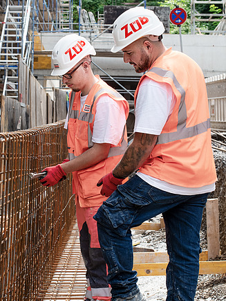 Zwei Kollegen bewehren Stahl