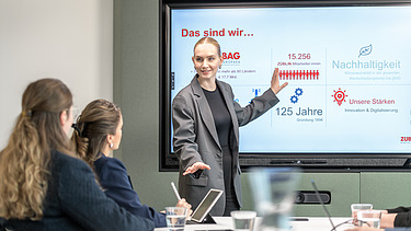 Foto mehrerer Personen, die an einem Besprechungstisch sitzen.