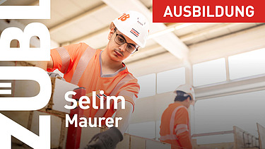 Ein Maurer Auszubildender prüft sein Mauerwerk.